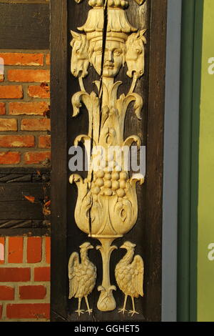 Alte Carvet Ornamente auf einem Türrahmen eines alten deutschen Bauernhauses Stockfoto