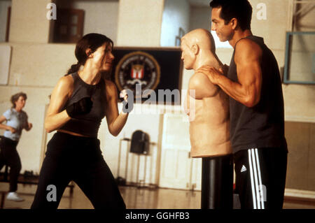 MISS UNDERCOVER / Miss Congeniality USA 2000 / Donald Petrie Szene Mit FBI-Agent Gracie Hart (SANDRA BULLOCK) Und FBI-Agent Eric Matthews (BENJAMIN BRATT) Regie: Donald Petrie aka. Miss Undercover Stockfoto