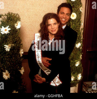 MISS UNDERCOVER / Miss Congeniality USA 2000 / Donald Petrie Szene Mit FBI-Agent Gracie Hart (SANDRA BULLOCK) Und FBI-Agent Eric Matthews (BENJAMIN BRATT) Regie: Donald Petrie aka. Miss Undercover Stockfoto