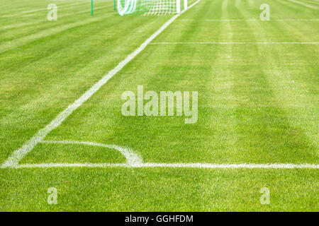 Fußball-Feld-Ecke mit weißen Flecken Stockfoto