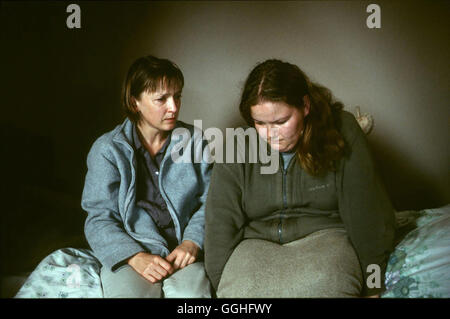 ALL OR NOTHING / alle oder nichts GB 2002 / Mike Leigh Penny (LESLEY MANVILLE), Rachel (ALISON GARLAND) Regie: Mike Leigh aka. Alles oder nichts Stockfoto