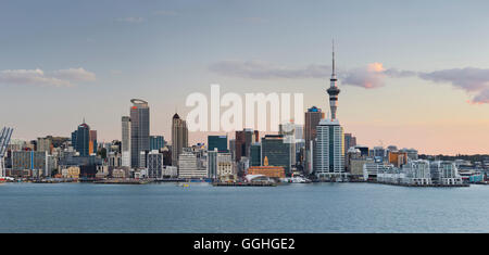 Stanley Bay und Auckland Skyline am Abend, Nordinsel, Neuseeland Stockfoto