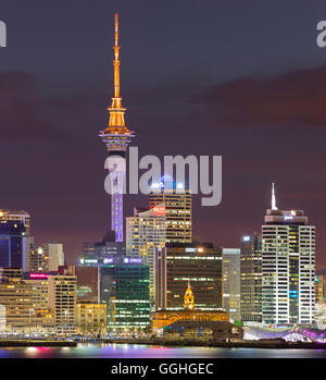 Stanley Bay und Auckland Skyline bei Nacht, Nordinsel, Neuseeland Stockfoto