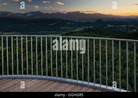 Blick von der Aussichtsplattform auf den Pyramidenkogel Turm, Karawanken, Kärnten, Österreich Stockfoto