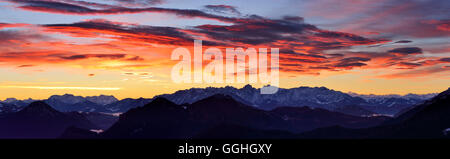 Panorama der Bergwelt im Abendrot, Farrenpoint, Mangfall Berge, Bayerische Voralpen, Upper Bavaria, Bavaria, Germany Stockfoto