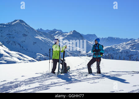 Zwei Fahrerinnen Hinterland erholend bei Steinberg, Kitzbüheler Alpen, Tirol, Austria Stockfoto