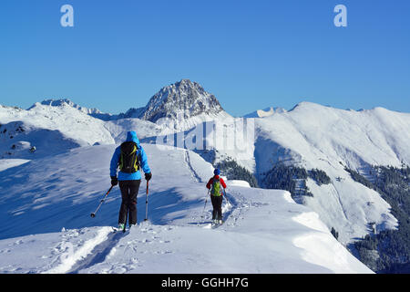 Zwei weibliche Backcountry Skifahrer Ski Alpin vom Berg Steinberg, Kitzbüheler Alpen, Tirol, Österreich Stockfoto