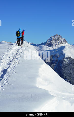 Zwei Fahrerinnen Hinterland zum Mount Steinberg, Kitzbüheler Alpen, Tirol, Österreich Stockfoto