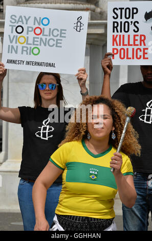 Eine Gruppe von Demonstranten von Amnesty International protestieren deklarierenden "sagen Nein zur Polizeigewalt in Rio", mit einer Bandbreite von Samba-Trommler am Marble Arch in London. Stockfoto