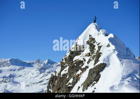 Hinterland Skifahrerin am Gipfel des Aeusseres Hocheck, Pflerschtal, Stubaier Alpen, Südtirol, Italien Stockfoto