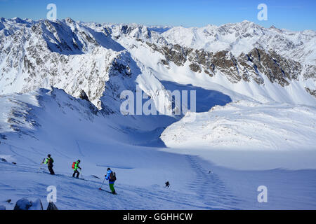 Backcountry Skifahrer Ski Alpin aus Kuhscheibe, Stubaier Alpen, Tirol, Österreich Stockfoto