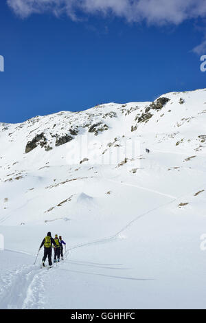 Backcountry Skifahrer aufsteigend nach Schafsiedel, Kitzbüheler Alpen, Tirol, Österreich Stockfoto