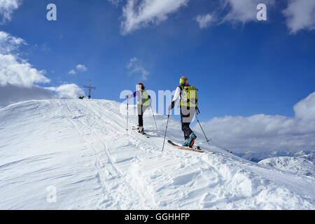 Zwei Fahrerinnen Hinterland aufsteigend nach Schafsiedel, Kitzbüheler Alpen, Tirol, Österreich Stockfoto