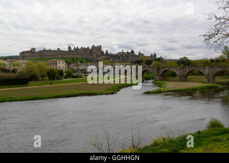 Die befestigte Stadt Carcassonne und die Pont Vieux (alte Brücke) über den Fluss Aude. Frankreich. Stockfoto