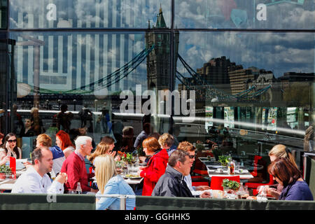 Reflexion der Tower Bridge in einer Fassade eines Restaurants bei komplexen mehr London Riverside, Southwark, London, England, Vereinigte Stockfoto