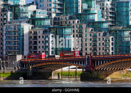 Vauxhall Bridge und St.Georges Wharf, Vauxhall, London, England, Vereinigtes Königreich Stockfoto