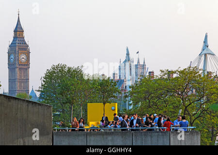 Bar in der Queen Elizabeth Hall, Southbank Centre, Big Ben und Pole der Hungerford Bridge im Hintergrund, London, England, Un Stockfoto