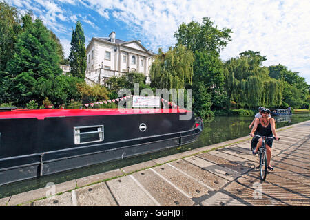 Mehrere Millionen teure Häuser entlang Regent es Canal in der Nähe von Regents Park, Camden, London, England, Vereinigtes Königreich Stockfoto