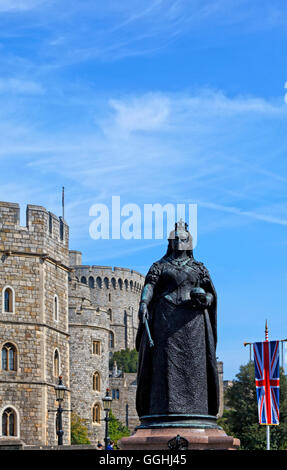 Statue der Königin Victoria vor Schloss Windsor, Windsor, Windsor, London, England, Vereinigtes Königreich Stockfoto