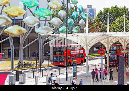 Stratford Busbahnhof mit der Skulptur Schwarm von Studio Egret West, London, England, Vereinigtes Königreich Stockfoto