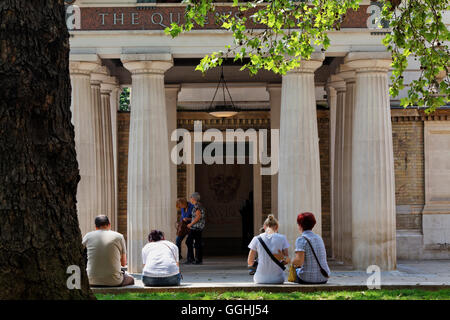 Eingang von der Queen es Gallery, Westminster, London, England, Vereinigtes Königreich Stockfoto