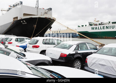 Neue Autos auf einem Parkplatz wartet auf Versand, Bremerhaven, Bremen, Deutschland Stockfoto