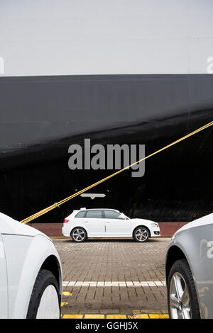 Neue Autos auf einem Parkplatz wartet auf Versand, Bremerhaven, Bremen, Deutschland Stockfoto