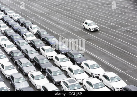 Neue Autos auf einem Parkplatz wartet auf Versand in Bremerhaven, Deutschland Stockfoto