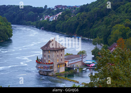 Blick auf Schloss Wörth am Rheinfall in Schaffhausen, Wasserfall, Rhein, Kanton Schaffhausen, Schweiz, Europa Stockfoto