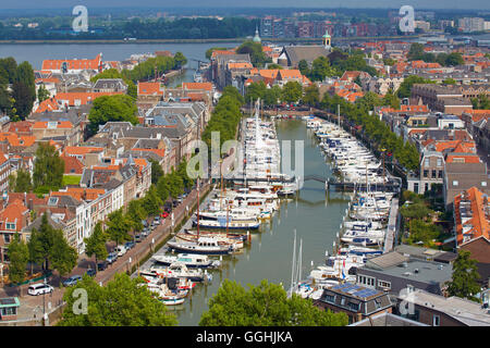 Blick vom Turm der Grote Kerk in der alten Stadt Dordrecht und die Wasserstraße Oude Maas, Provinz Nordbrabant, Stockfoto