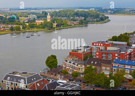 Blick vom Turm der Grote Kerk auf der alten Stadt Dordrecht und der Wasserstraße Oude Maas, Provinz Nordbrabant, Stockfoto