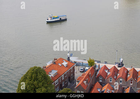 Blick vom Turm der Grote Kerk in der alten Stadt Dordrecht und die Wasserstraße Oude Maas, Provinz Nordbrabant, Sou Stockfoto