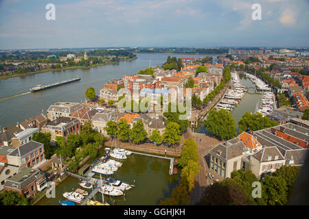 Blick vom Turm der Grote Kerk in der alten Stadt Dordrecht und die Wasserstraße Oude Maas, Provinz Nordbrabant, Sou Stockfoto