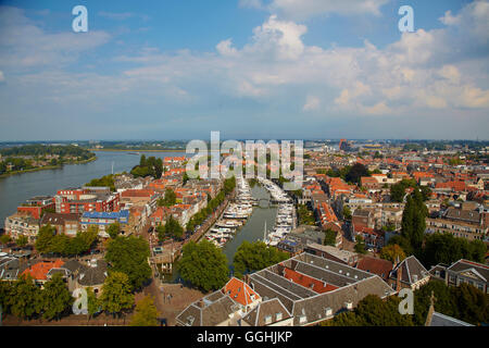 Blick vom Turm der Grote Kerk in der alten Stadt Dordrecht und die Wasserstraße Oude Maas, Provinz Nordbrabant, Sou Stockfoto