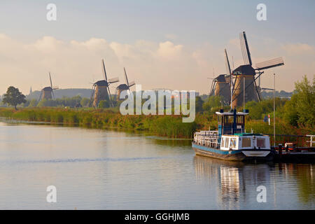Die alten Windmühlen von Kinderdijk, Provinz Nordbrabant, Süd-Holland, Niederlande, Europe Stockfoto
