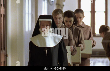 STERBEN, UNBARMHERZIGEN SCHWESTERN / The Magdalene Sisters UK/IRL 2002 / Peter Mullan Szene Mit Schwester Bridget (GERALDINE McEWAN). Regie: Peter Mullan aka. Die unbarmherzigen Schwestern Stockfoto