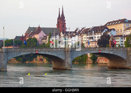 Blick über den Fluss Rhein bis zur Brücke, Mittlere Buecke und das Münster, Basel, Schweiz, Europa Stockfoto