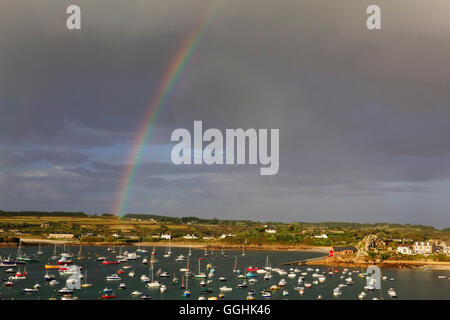 Hafen von Hugh Town mit Carn Thomas und Rettungsstation, Hugh Town, St. Marys, Isles of Scilly, Cornwall, England Stockfoto