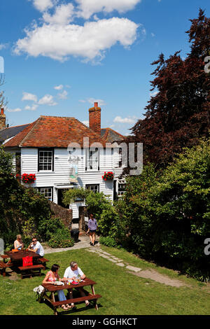 Die Ypern Castle Inn Restaurant und Garten, Roggen, East Sussex, England, Großbritannien Stockfoto