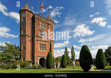 Sissinghurst Castle Garden mit elisabethanischen Turm, Royal Tunbridge Wells, Kent, England, Großbritannien Stockfoto