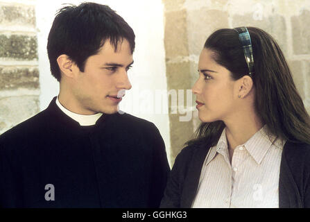 STERBEN VERSUCHUNG DES PADRE AMARO / El Crimen del Padre Amaro SP/F 2002 / Carlos Carrera Padre Amaro (GAEL GARCíA BERNAL), Amelia (ANA CLAUDIA TALANCON)-Regie: Carlos Carrera aka. El Crimen del Padre Amaro Stockfoto