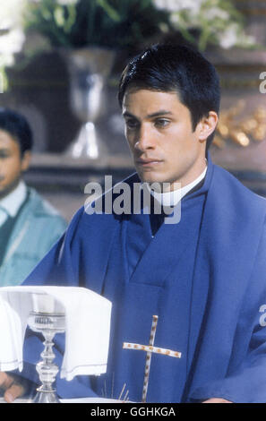 STERBEN VERSUCHUNG DES PADRE AMARO / El Crimen del Padre Amaro SP/F 2002 / Carlos Carrera Padre Amaro (GAEL GARCíA BERNAL) Regie: Carlos Carrera aka. El Crimen del Padre Amaro Stockfoto