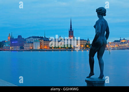 Bronzestatue von Dansen in den Rathaus-Gärten und Riddarholmen mit Riddarholmen Kirche im Hintergrund, Stockholm, Schweden Stockfoto