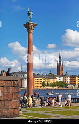 Statue von Engelbrekt Engelbrektsson in der City Hall Garden, Riddarholmen mit Riddarholmen Kirche im Hintergrund, Stockholm, Stockfoto