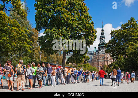 Die Warteschlange am Eingang des Wasa-Museum, im Hintergrund Nordiska Museum, Stockholm, Schweden Stockfoto