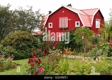 Garten und typisches Haus in der Nähe von Borensberg, Schweden Stockfoto