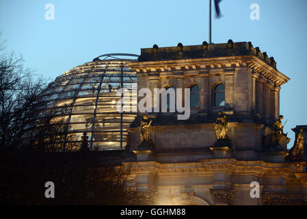 Kuppel des Reichstags im Abendlicht, Berlin, Deutschland Stockfoto