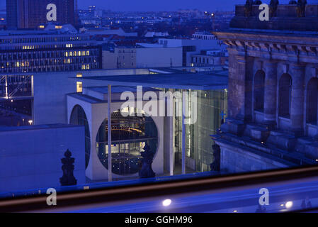 Lueders Haus, Regierungsviertel entlang der Spree in der Nacht, Berlin, Deutschland Stockfoto