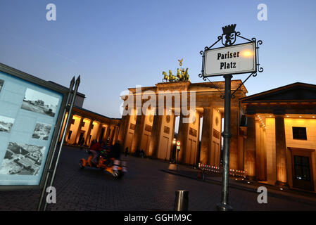 Pariser Platz mit Brandenburger Tor am Abend, Berlin, Deutschland Stockfoto