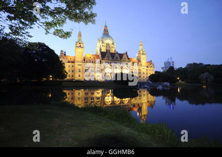 Neues Rathaus im Maschpark mit Reflexion in den See, Hannover, Niedersachsen, Deutschland Stockfoto